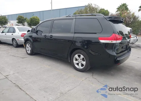 2013 Toyota Sienna Le V6 8 Passenger z USA, uszkodzony, nr VIN 5TDKK3DC6DS303392
